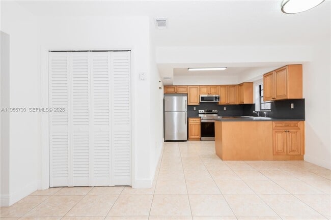 Building Photo - 2617 SW 32nd Ct