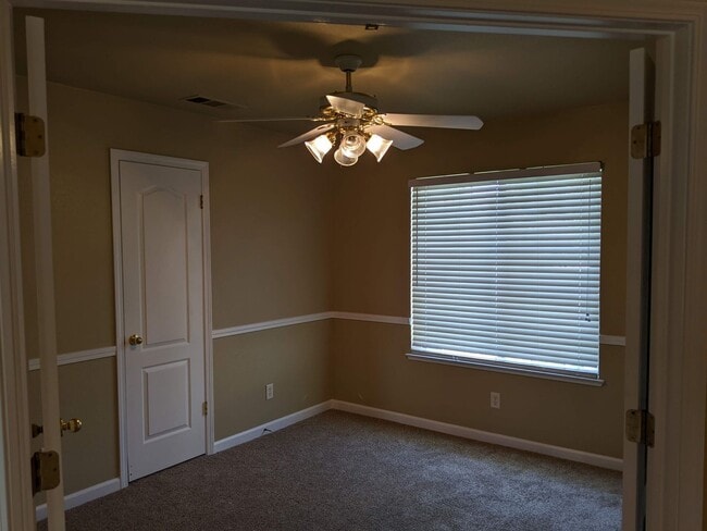 Building Photo - Wonderful home close to Clovis North and Copper River offering a large backyard, updated fixtures...