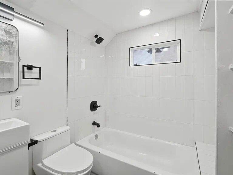 Building Photo - 402 E 18th St