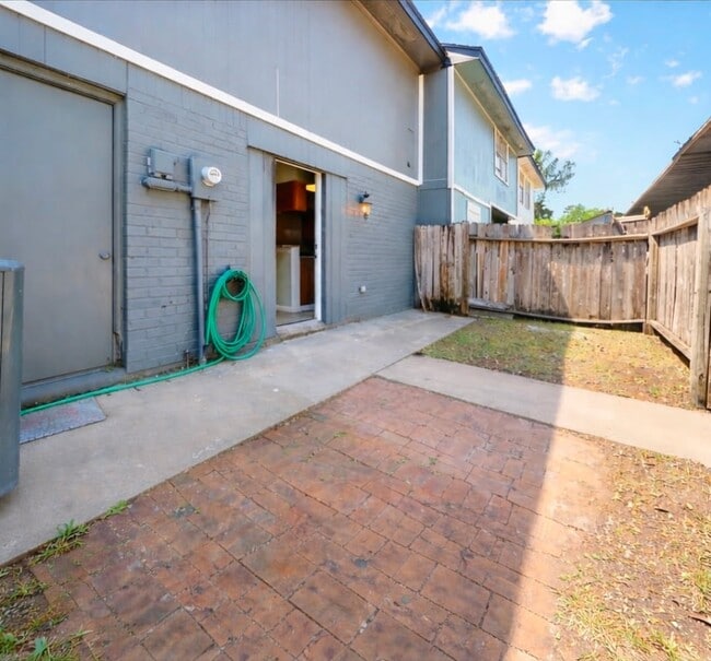 Building Photo - 328 S 2nd St