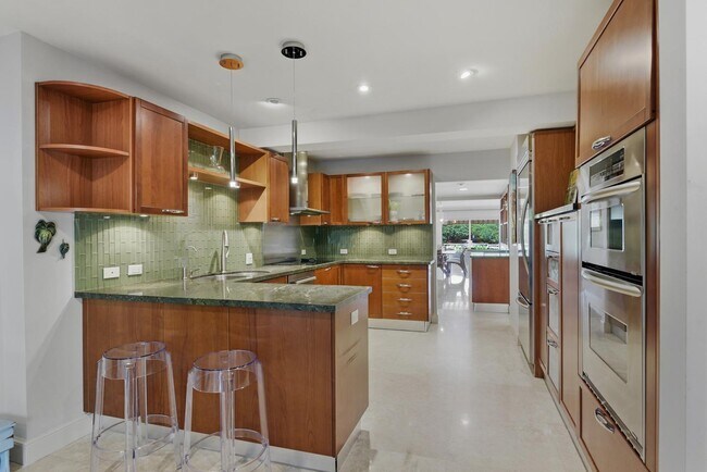 Building Photo - 1172 Hillsboro Mile