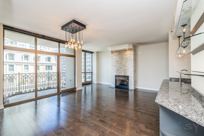 Building Photo - 21 E Huron St