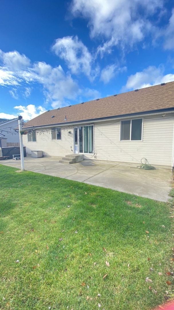 Building Photo - Spacious home in a Prime Location-6-month ...