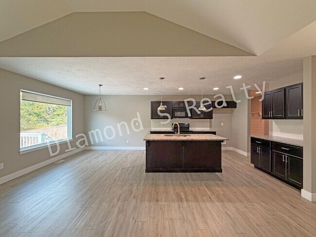 Building Photo - Stunning 3 Bedroom / 2 Bath Home in Nixa A...