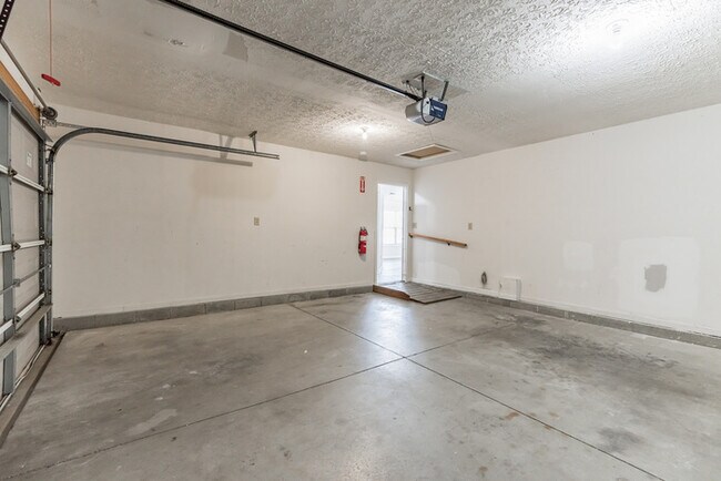 Building Photo - Three bedroom rental on Woodhaven Pl