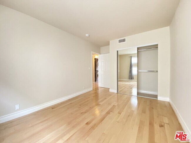 Building Photo - 1227 Granville Ave