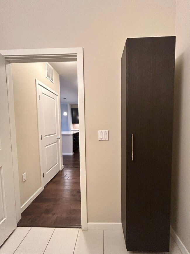 Building Photo - Top floor 2bd 2 bath condo conveniently located in Broomfield!