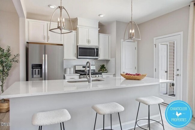 Building Photo - 20 Anastasia St