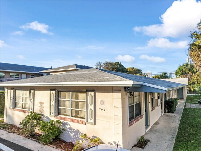 Building Photo - 709 SE 15th St