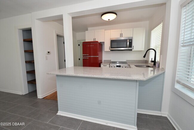 Building Photo - 403 N Oleander Ave