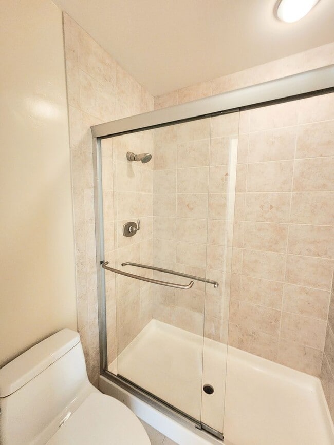 Building Photo - Woodlake two bed, 2 bath