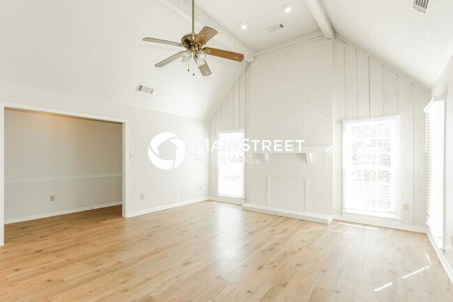 Building Photo - 4 Bedroom Pet-Friendly Home in GERMANTOWN, TN with Main Street Renewal