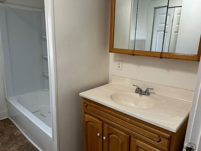 Building Photo - 2 Bedroom / 1 Bath Home Kingsport TN