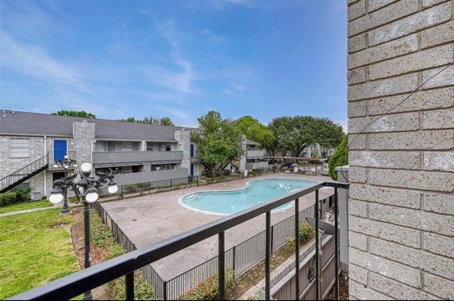 Building Photo - 9700 Leawood Blvd