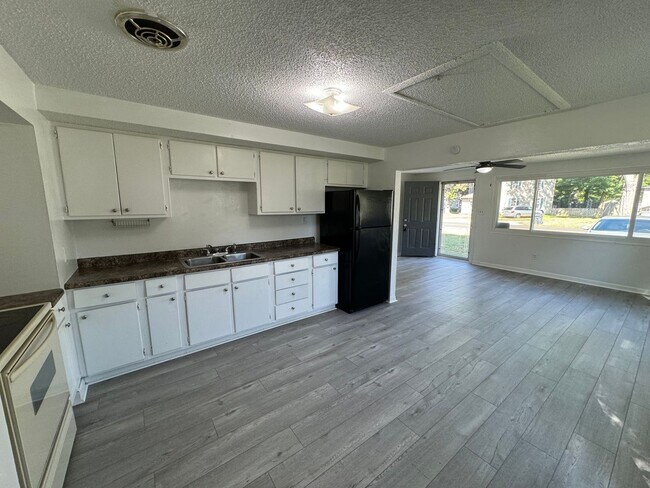 Building Photo - 2 bed, 1 bath Home in Elkhart IN   ACCEPTI...