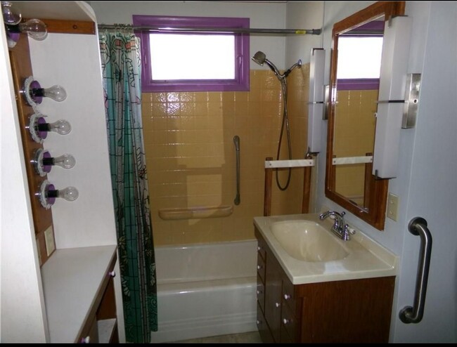 Building Photo - Beautiful 2 bed/1 bath bungalow for rent