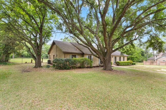 Building Photo - 2451 Belcher Dr