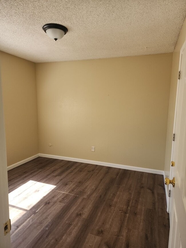 Building Photo - 3 Bedroom 2 Bathroom with Garage and Washe...