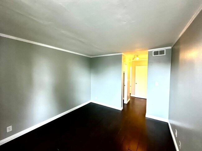 Building Photo - ***MOVE-IN SPECIAL 2 WEEKS FREE RENT***Spa...