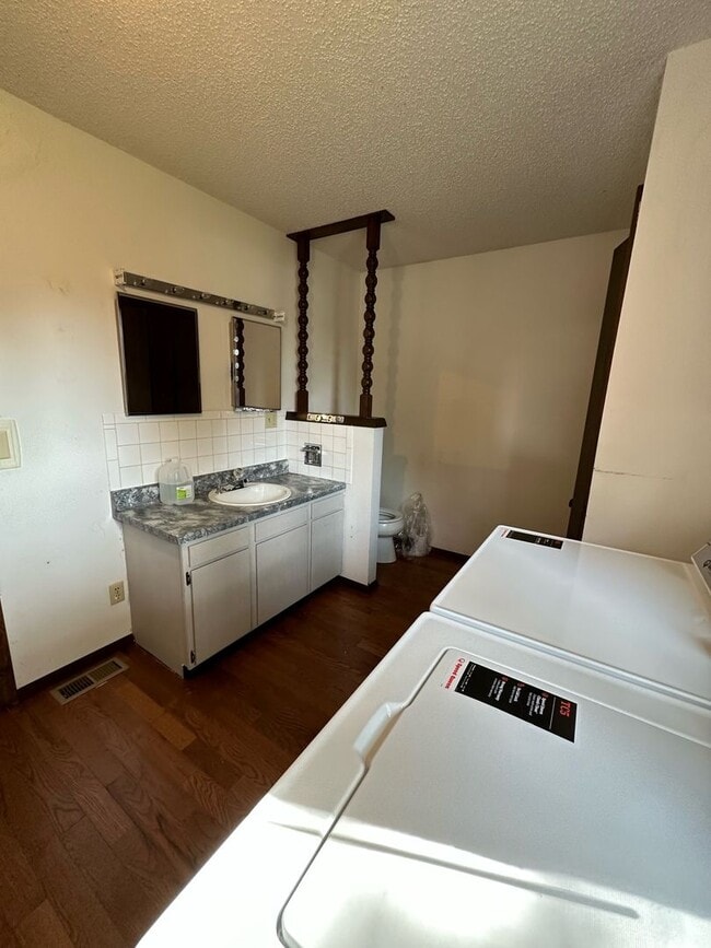 Building Photo - Single family home available to rent, located on Quincy's East Side.