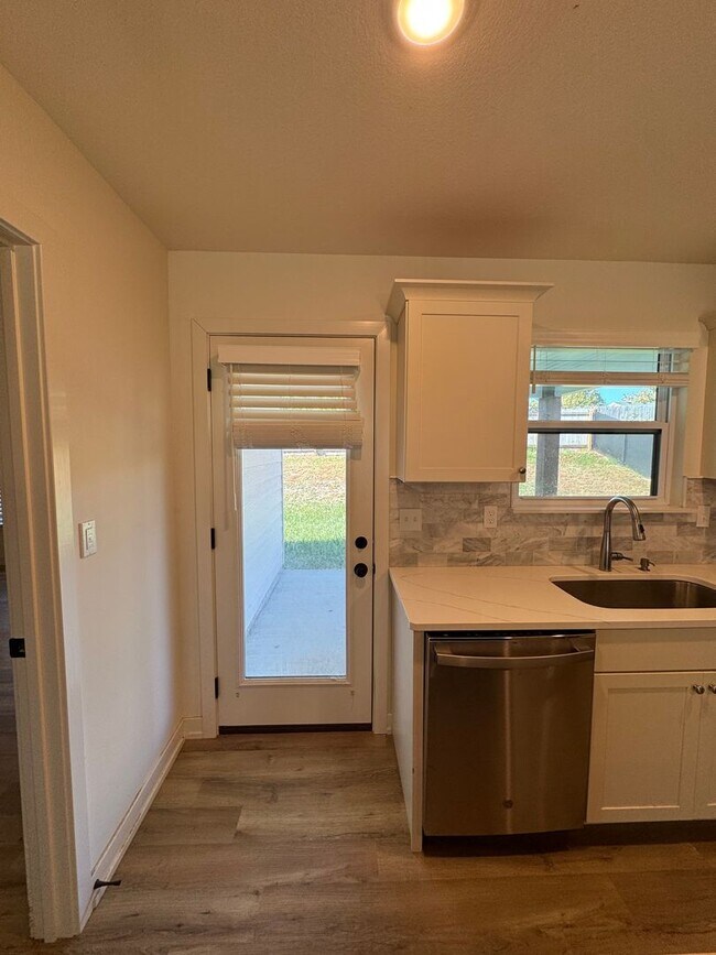 Building Photo - 3 bedroom 2 bath house