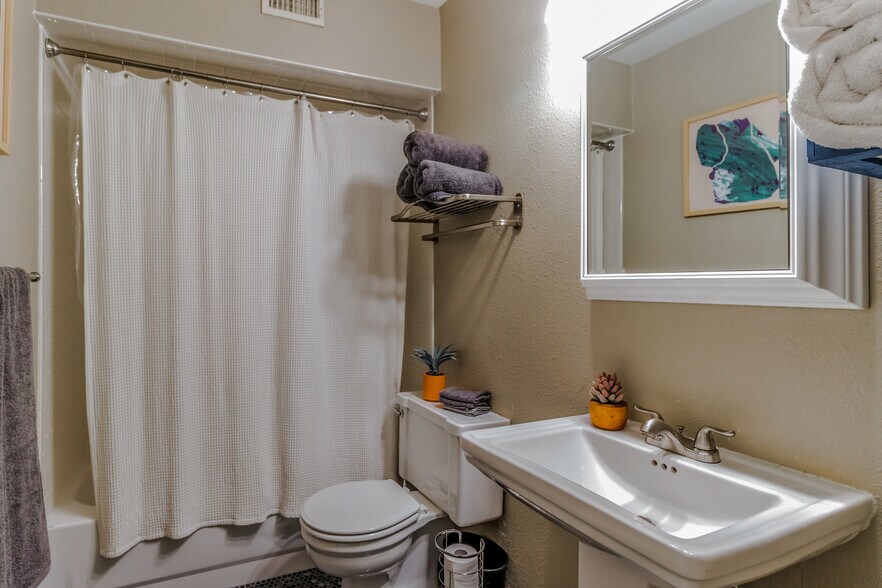 Building Photo - 2008 Jones Rd