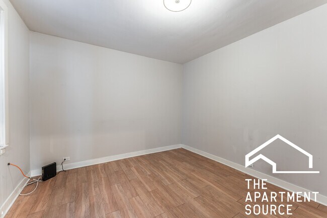 Building Photo - 511 W Belmont Ave