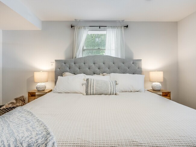 Building Photo - DeLesseps Furnished Apartment