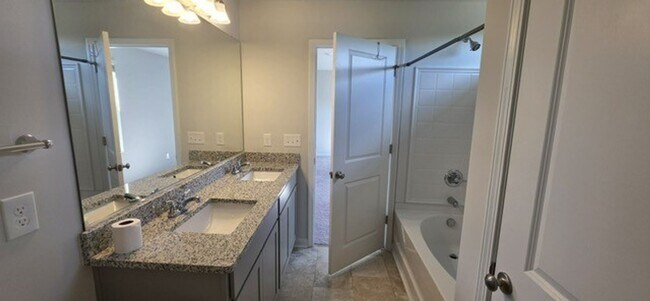Building Photo - ****** HALF OFF FIRST FULL MONTH OF RENT!! ******