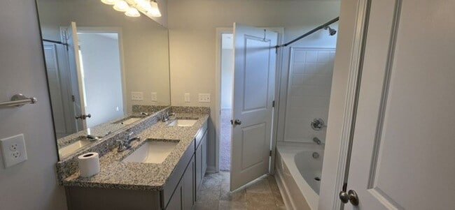 Building Photo - **** READY TO MOVE IN NOW ****