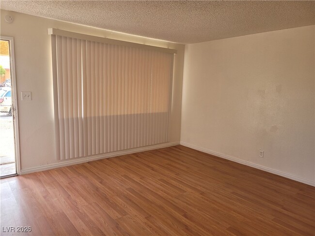 Building Photo - 2600 E Vana Ave