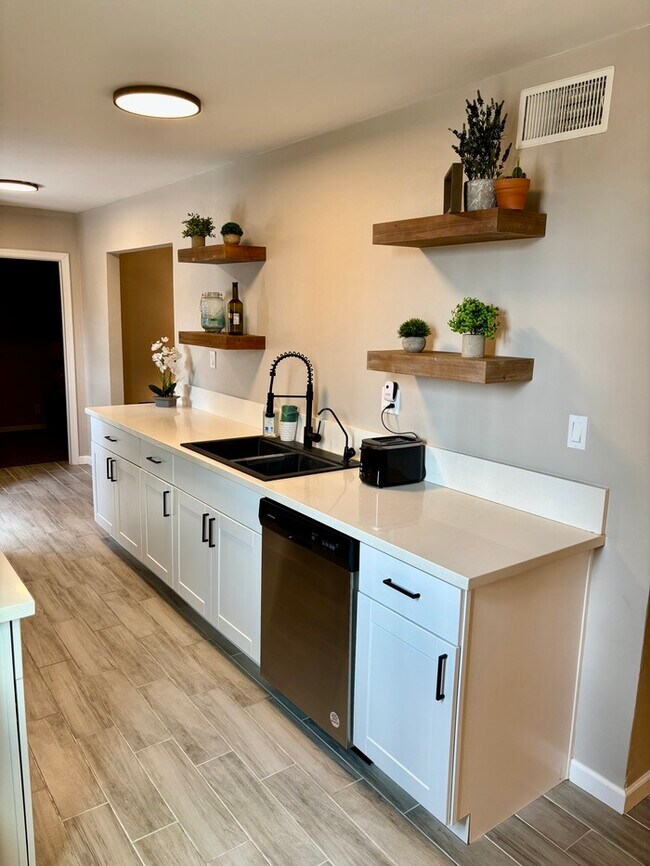 Building Photo - Three bedroom, Two bath