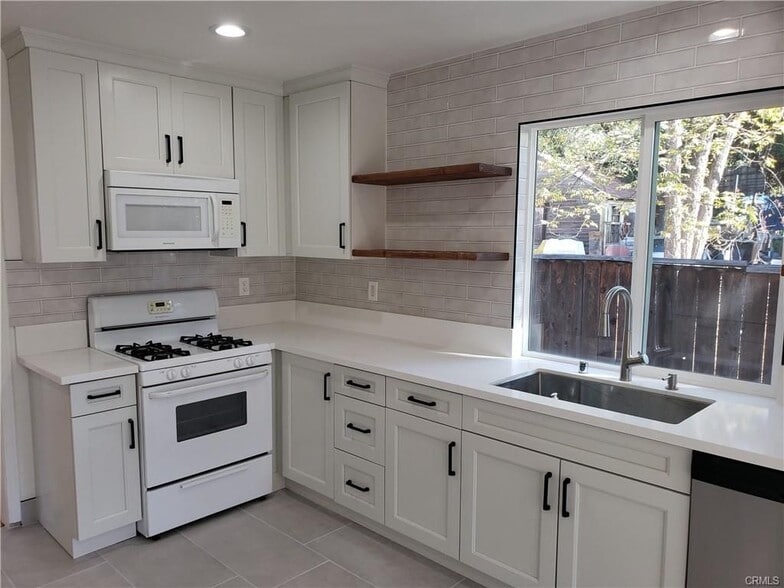 Building Photo - 688 Atchison St