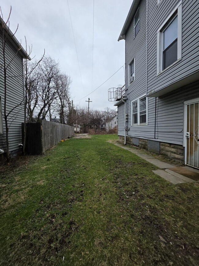 Building Photo - 2109 W 98th St