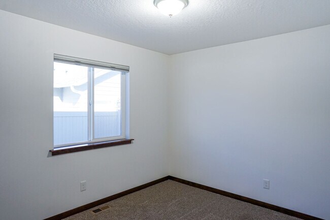 Building Photo - Great home just outside of Post Falls