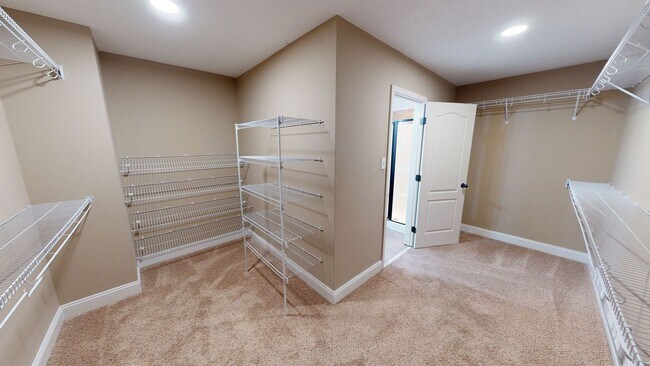 Building Photo - Spacious Updated 4 Bedroom in Established Community!
