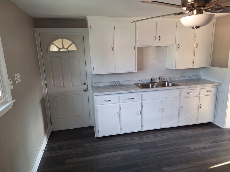 Building Photo - 37 Hawro Pl