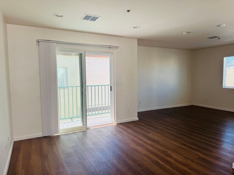 Building Photo - 7228 Independence, 03