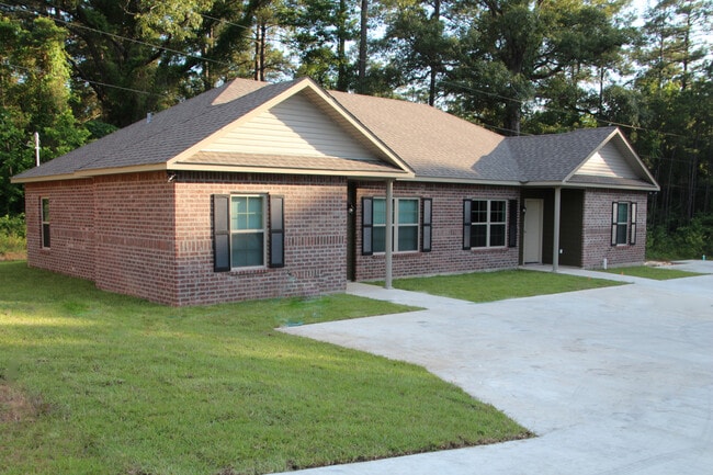 1015 Chambley Way - 2227 Retreat St W