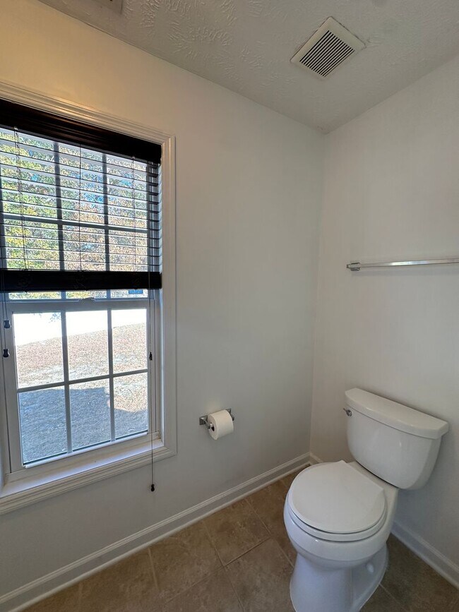 Building Photo - Well-Maintained 4 Bed 2.5 Bath with Fenced Backyard