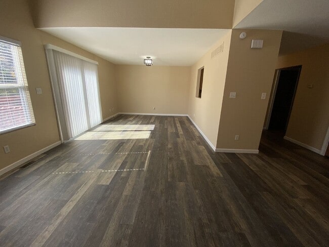 Building Photo - Excellent 3 bedroom with 2.5 bath with a b...