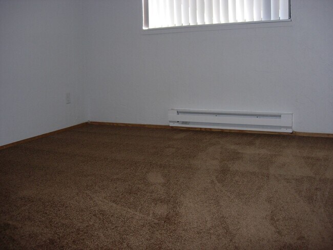 Building Photo - Two Bedroom, One Bath, 2nd Floor - End of Winter Special - Second Month Free!