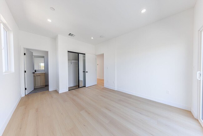 Building Photo - 2847 S Victoria Ave