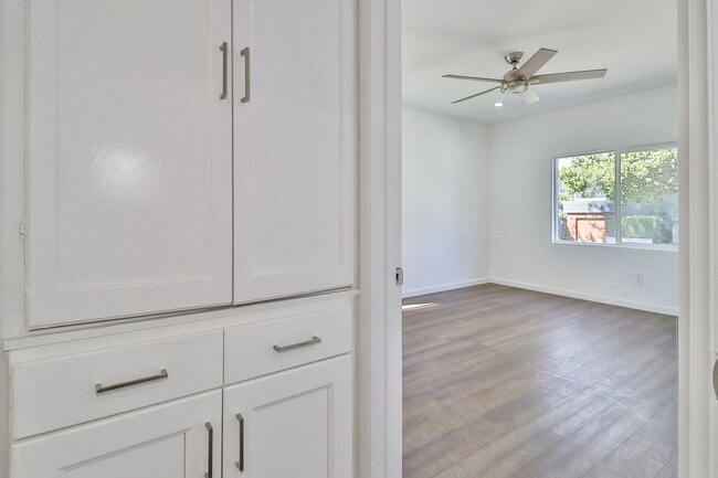 Building Photo - MOVE-IN READY 5BR w/pool + guest unit w/half bath!