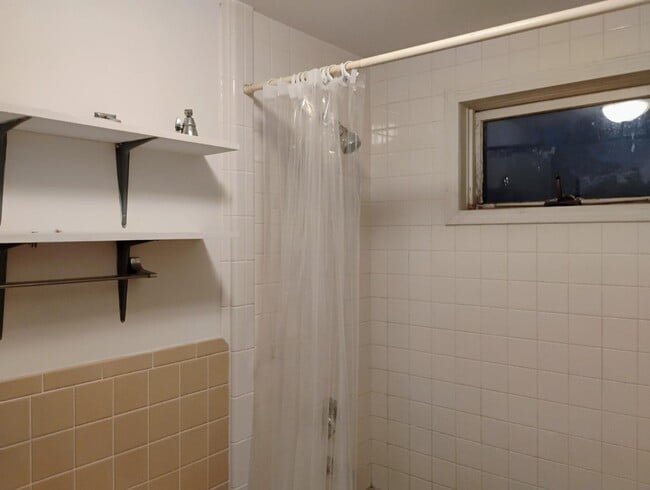 Building Photo - 955 6th Ave E