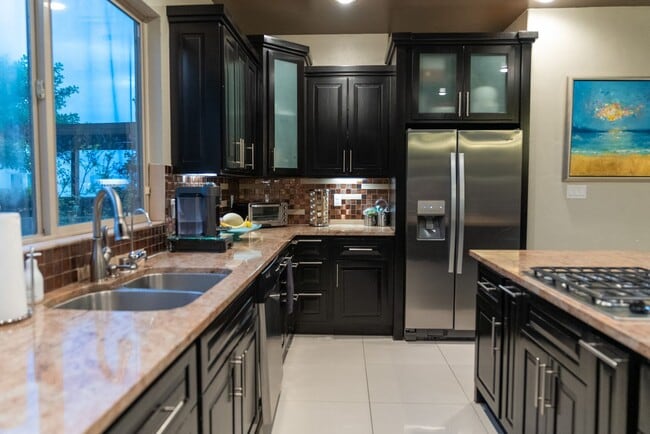 Building Photo - Stunning 4 bedroom, 2,5 bath home in West ...