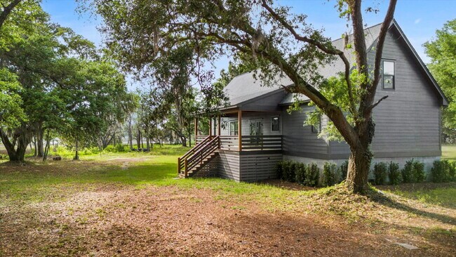 Building Photo - "Spacious 4-Bed Oasis with Guest Suite on Johns Island - Your Dream Home Awaits!"