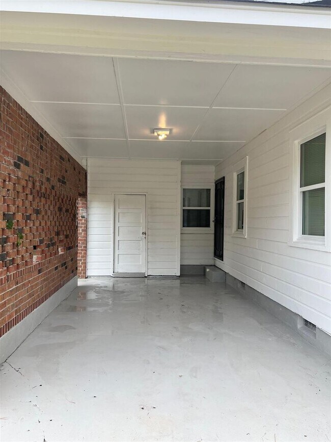 Building Photo - Renovated 3BR 2 Bath