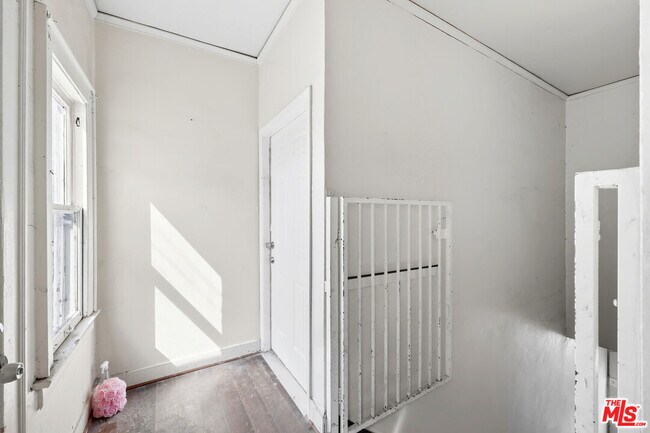 Building Photo - 522 W Vernon Ave