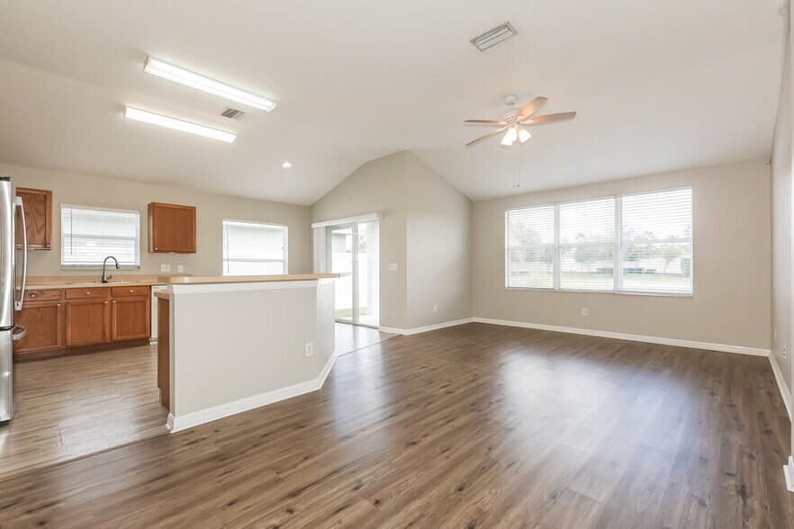 Building Photo - 11136 Rodeo Ln